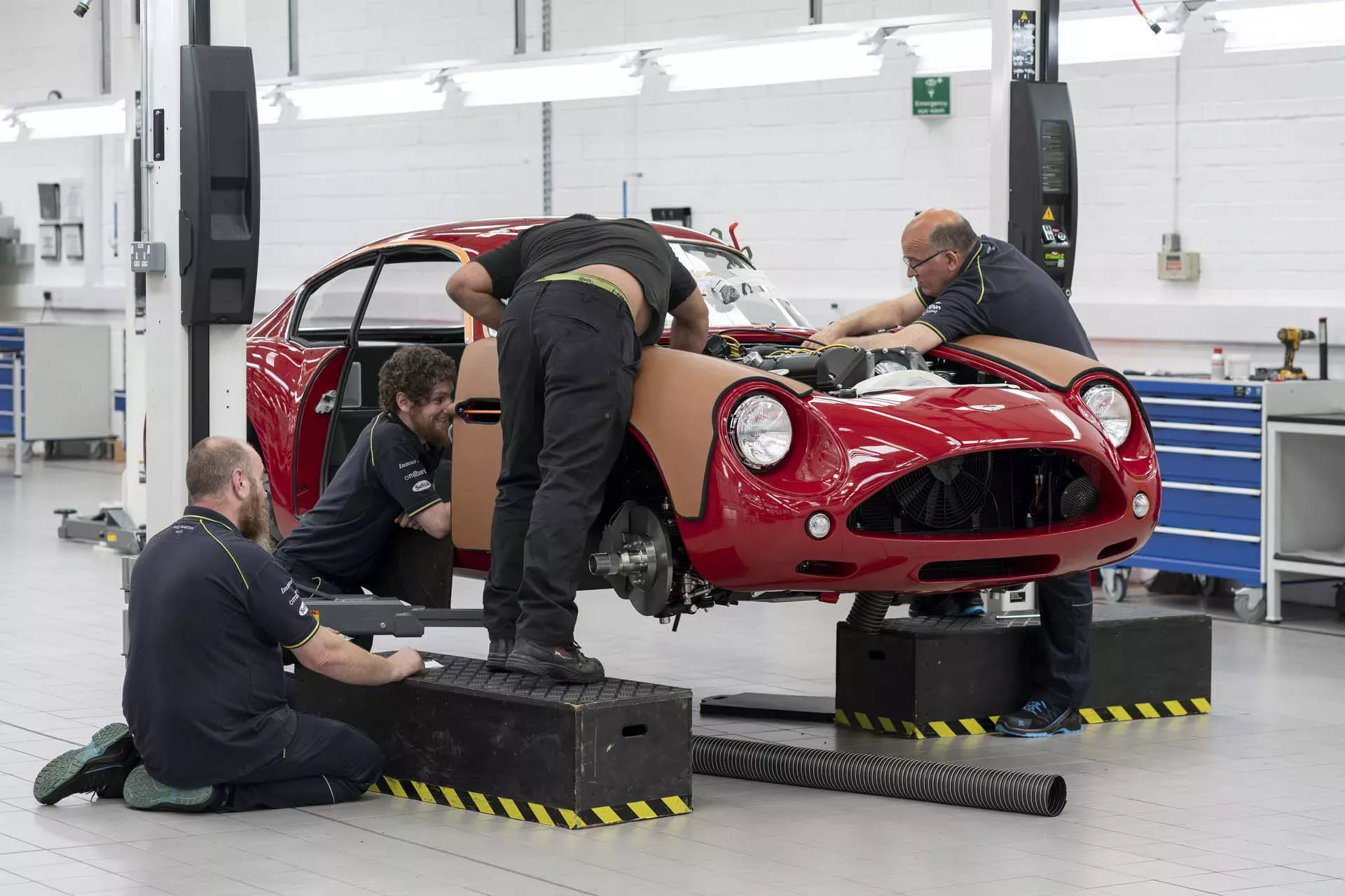 Pfsiter Autotechnik- Shop production of bodies for aston martin db4 gt zagato continuation models 100711226 h jpg